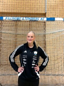 Amanda uuden seuran paidassa